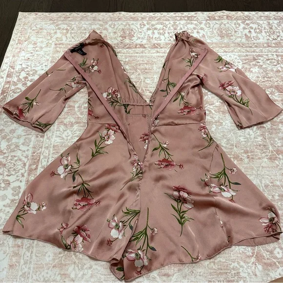 Silky Satin Floral Flowy Romper 🌸 - Picture 7 of 7